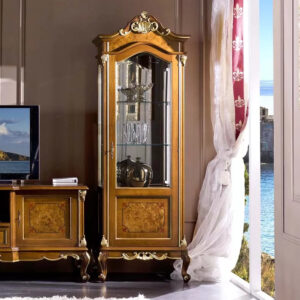 Итальянская витрина в классическом стиле с одной распашной дверцей